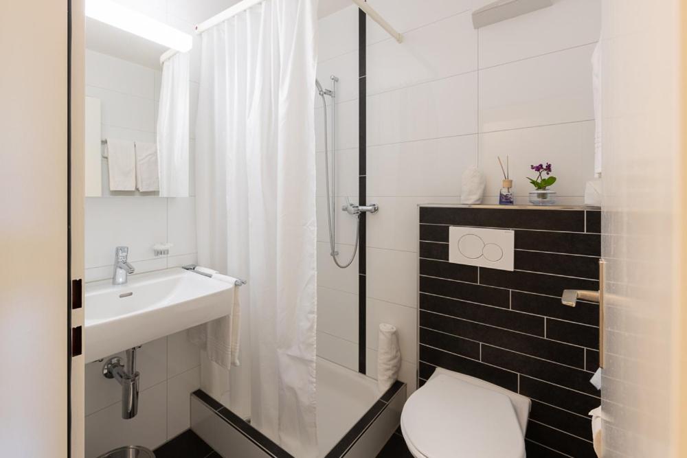 Koupelna v ubytování Noah Hotel