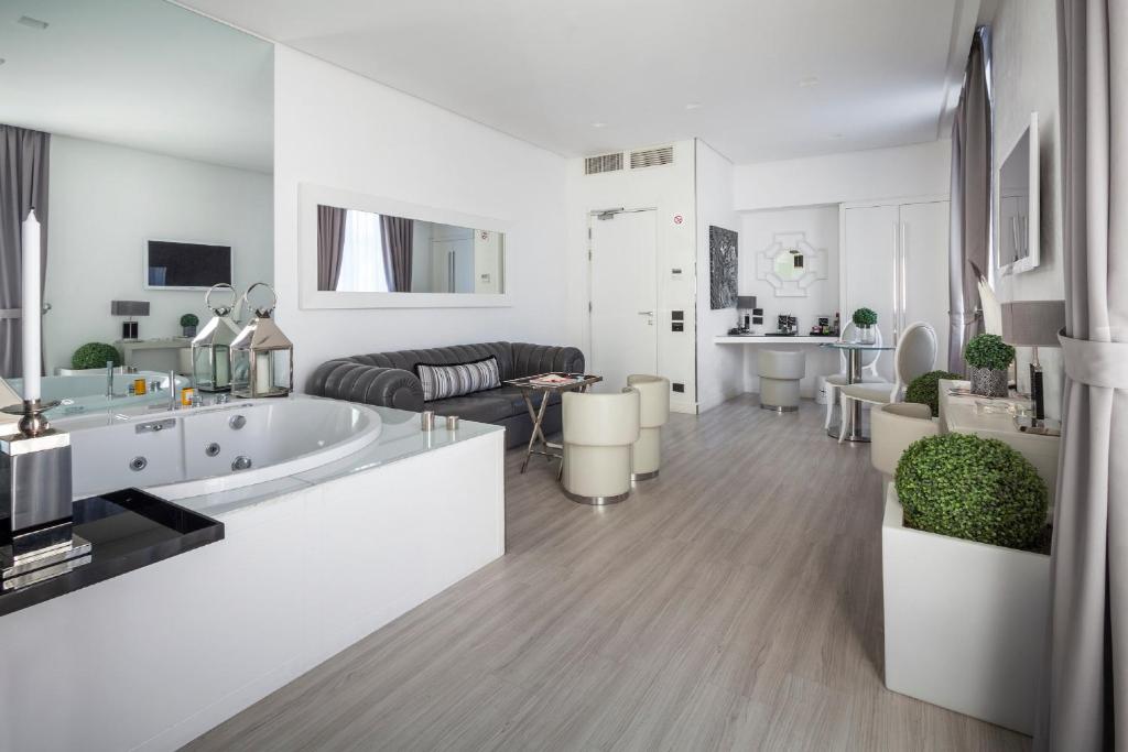 Телевизор и/или развлекательный центр в LHP Hotel Santa Margherita Palace & SPA