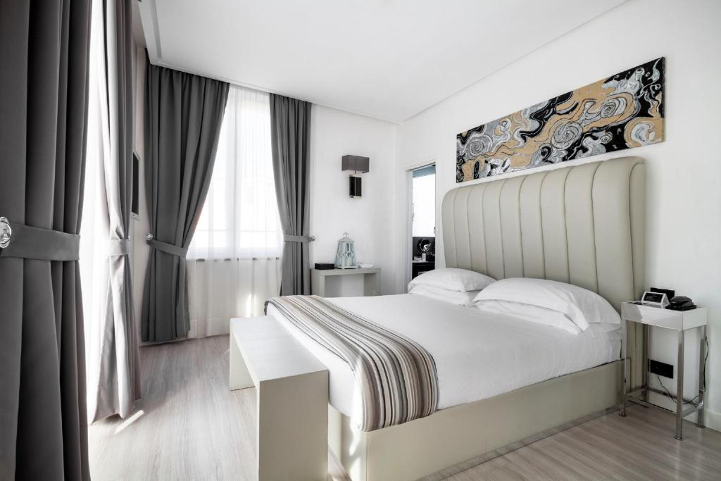 Кровать или кровати в номере LHP Hotel Santa Margherita Palace & SPA