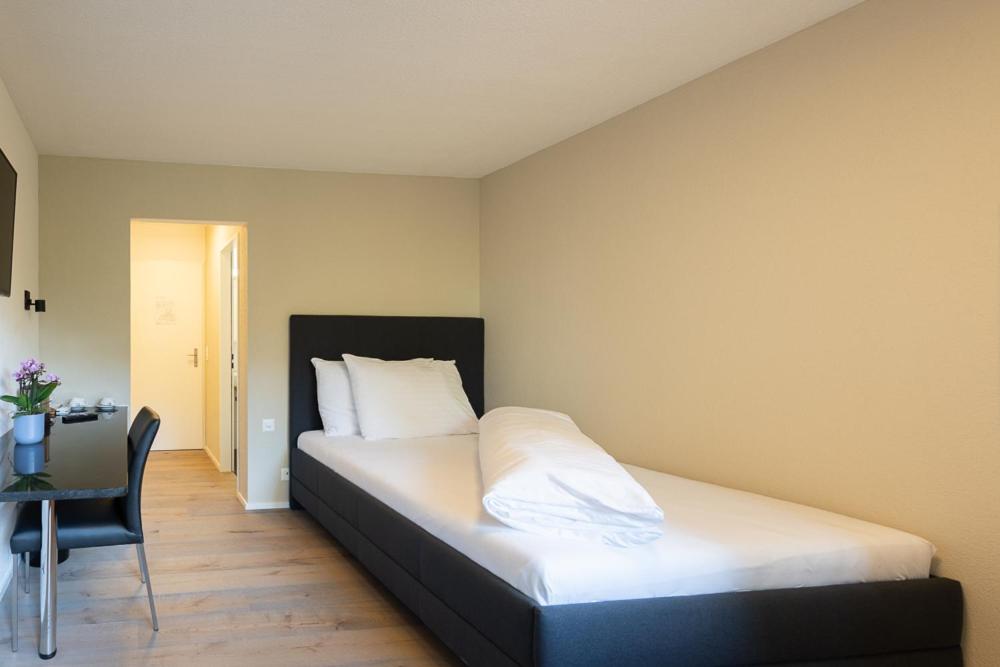 Postel nebo postele na pokoji v ubytování Noah Hotel