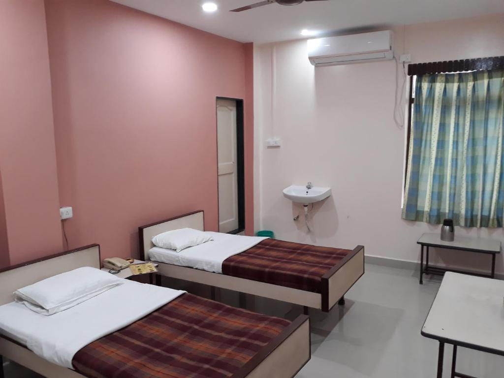 Hotel Gomatgiri - Executive Twin Room - AC
