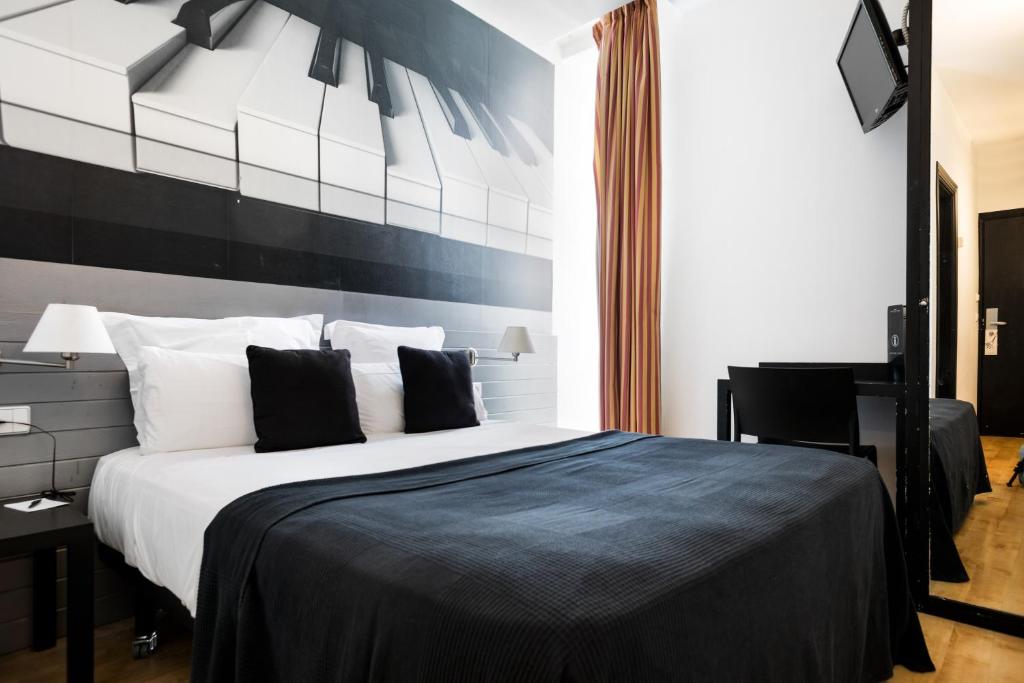 a bedroom with a large bed with a black and white wall at Abba Jazz Hotel Vitoria in Vitoria-Gasteiz