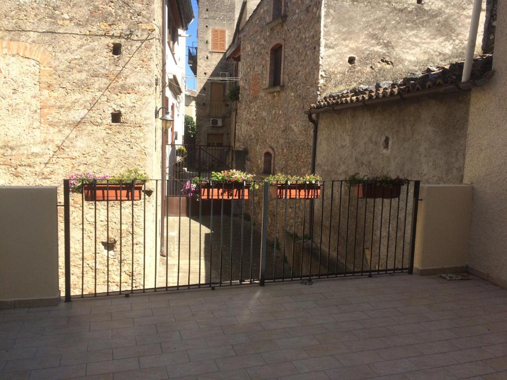 una puerta con macetas al lado de un edificio en Ka suporti, en Civita