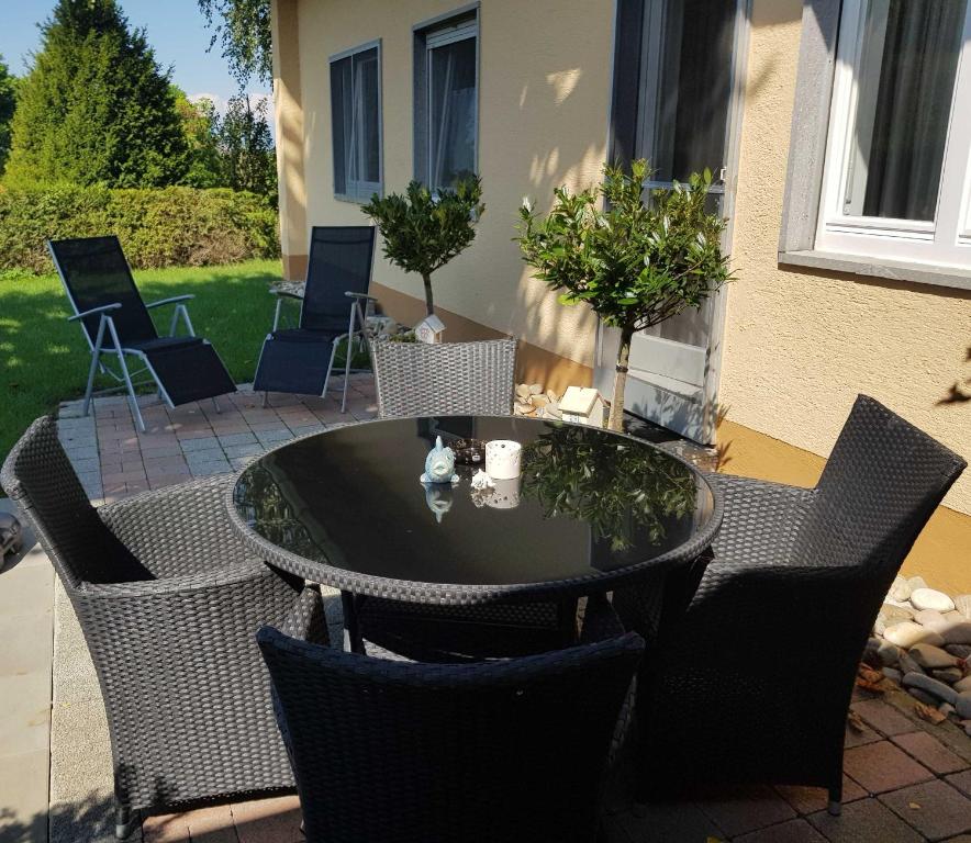 - une table et des chaises noires sur la terrasse dans l'établissement Ferienwohnung Rombachs Spatzennest, à Herbolzheim