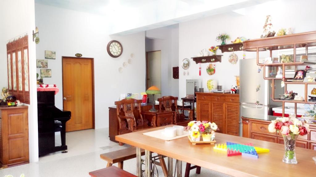 - une cuisine et une salle à manger avec une table et des chaises dans l'établissement Yi Jing B&B, à Luodong
