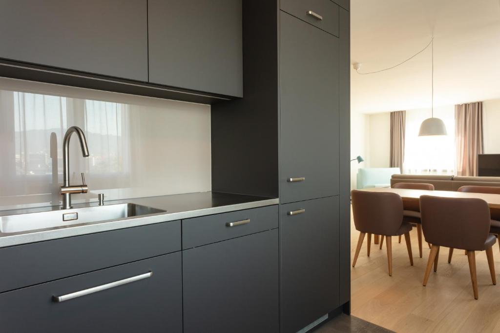 Kuchyň nebo kuchyňský kout v ubytování EMA House Serviced Apartments Superior Downtown