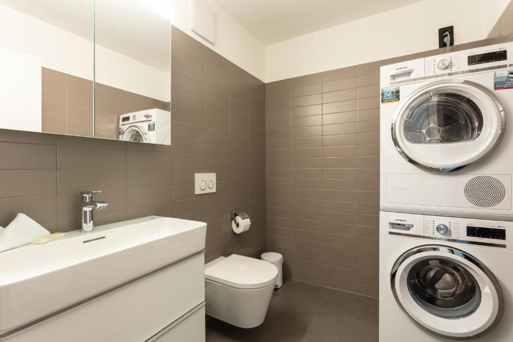Koupelna v ubytování EMA House Serviced Apartments Superior Downtown