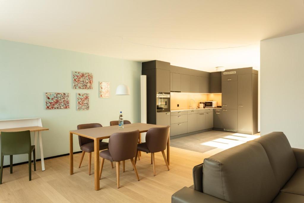 Kuchyň nebo kuchyňský kout v ubytování EMA House Serviced Apartments Superior Downtown