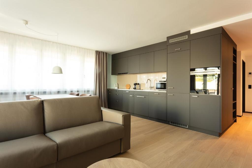 Kuchyň nebo kuchyňský kout v ubytování EMA House Serviced Apartments Superior Downtown