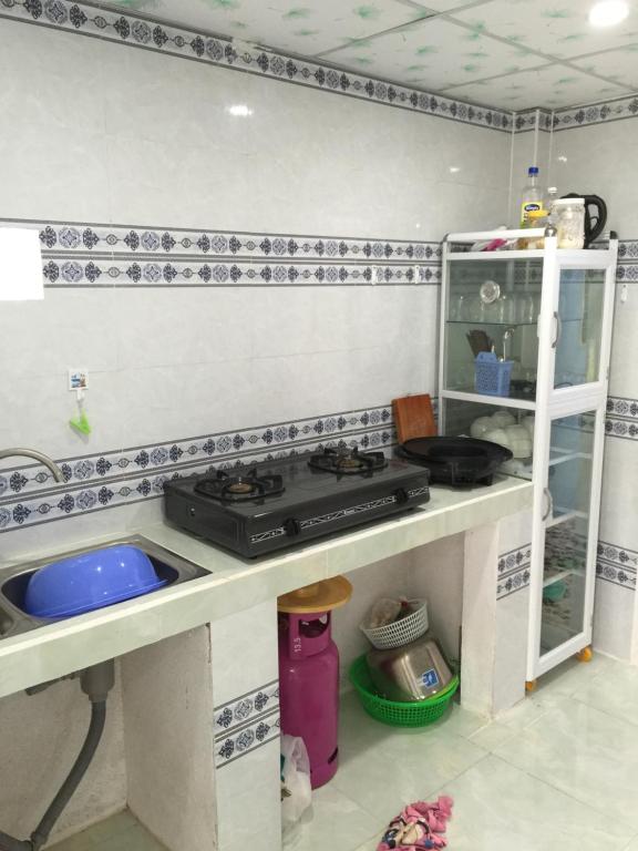 Kuchyň nebo kuchyňský kout v ubytování HOMESTAY Cát Tiên