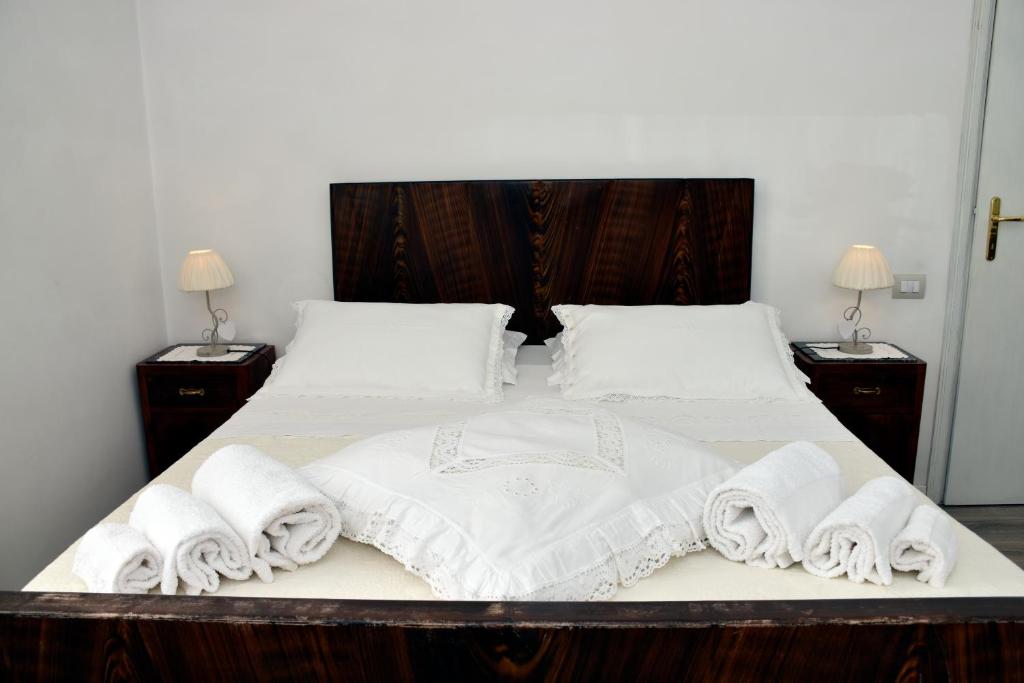 A bed or beds in a room at Shabby House Nonna Peppa