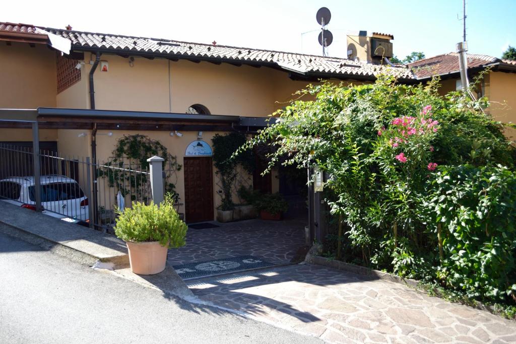 ein Haus mit einem Tor und einigen Pflanzen in der Unterkunft B&B "al Pesce Vela" in Albese Con Cassano