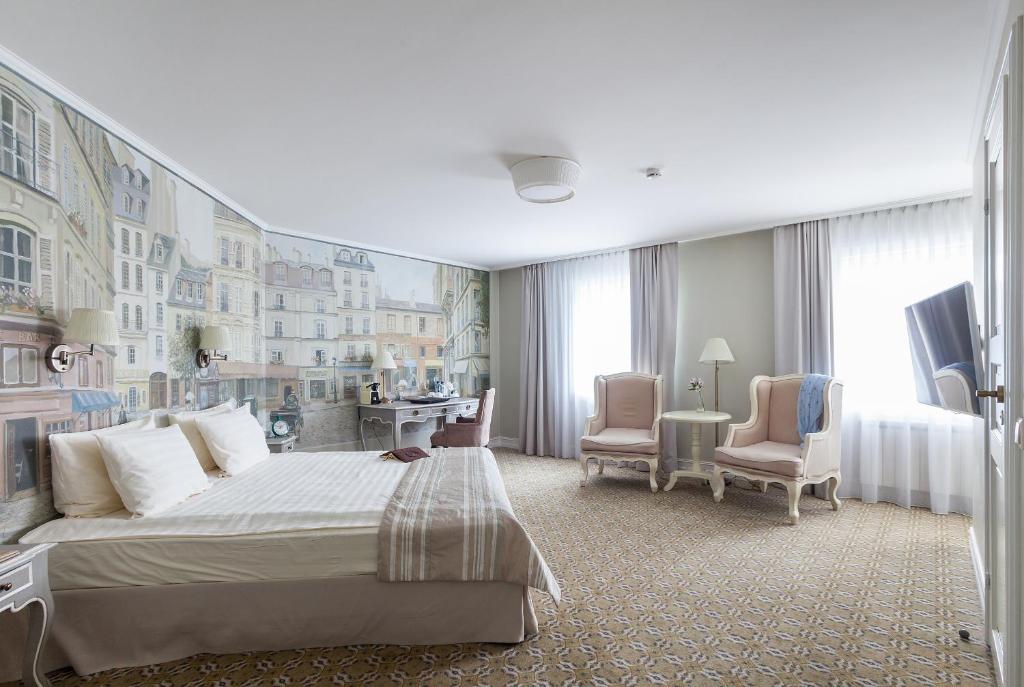 エカテリンブルクにあるレノメ ホテル バイ オリジナル ホテルズのベッドルーム(大型ベッド1台付)、リビングルームが備わります。