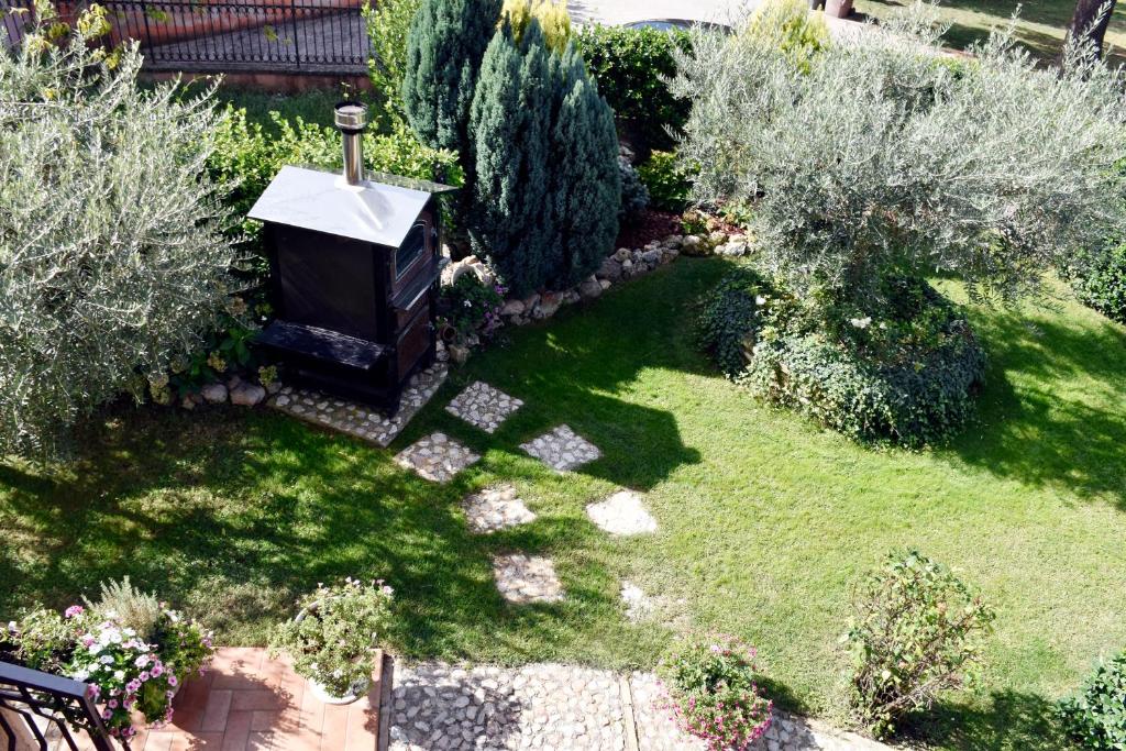 A garden outside Shabby House Nonna Peppa