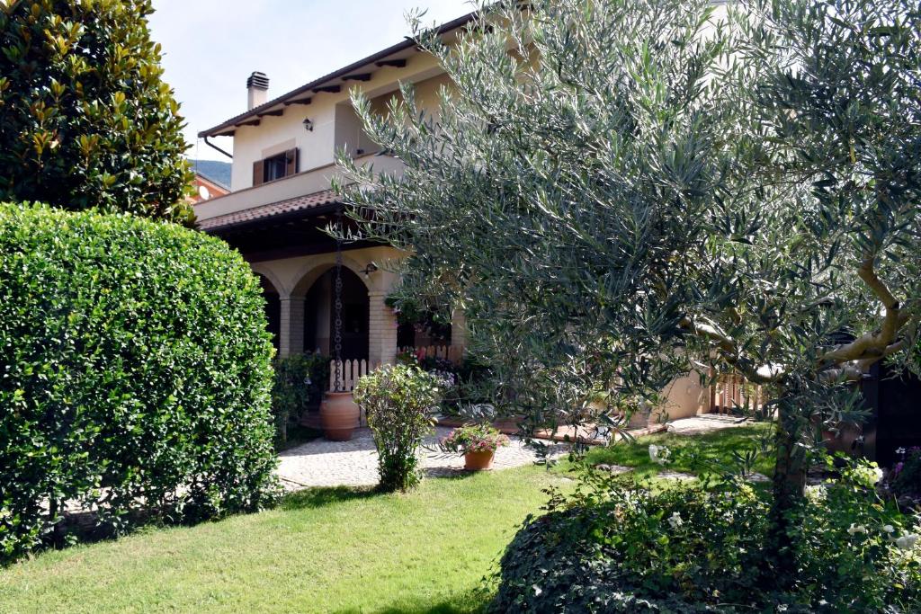 A garden outside Shabby House Nonna Peppa