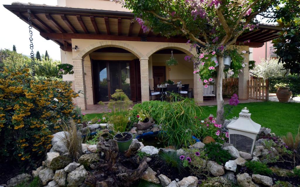 A garden outside Shabby House Nonna Peppa