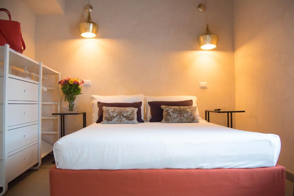 A bed or beds in a room at Margana Tower