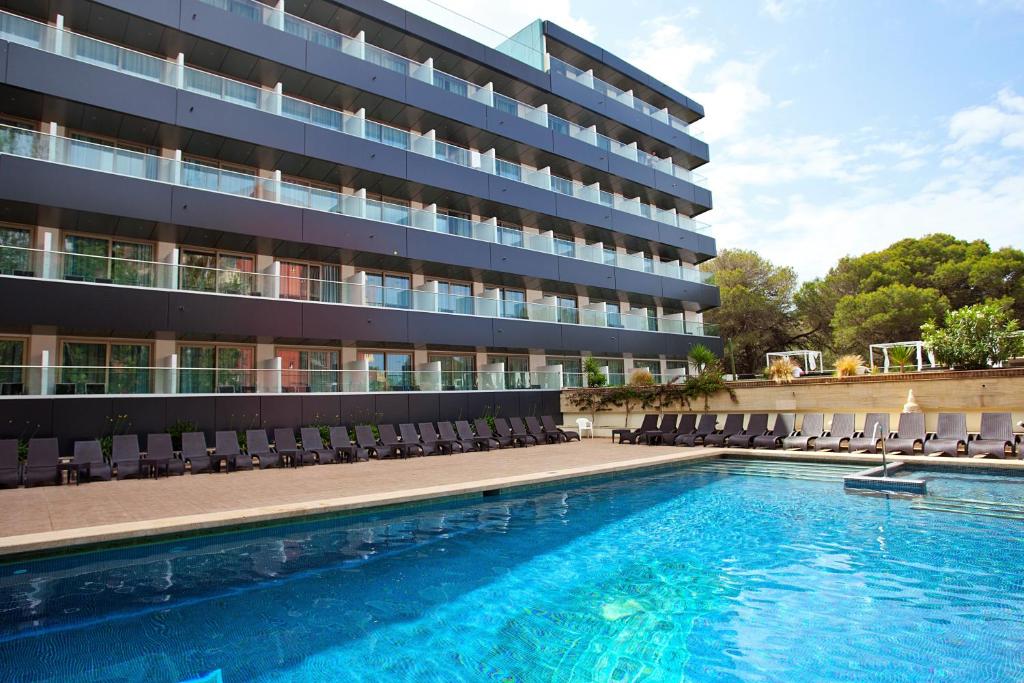 una piscina frente a un edificio en Hotel Ipanema Beach en El Arenal