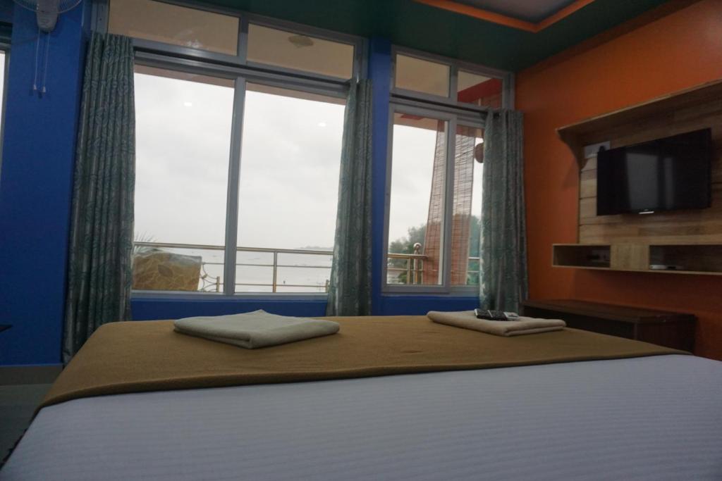 Uma cama ou camas num quarto em The Seaview Residency