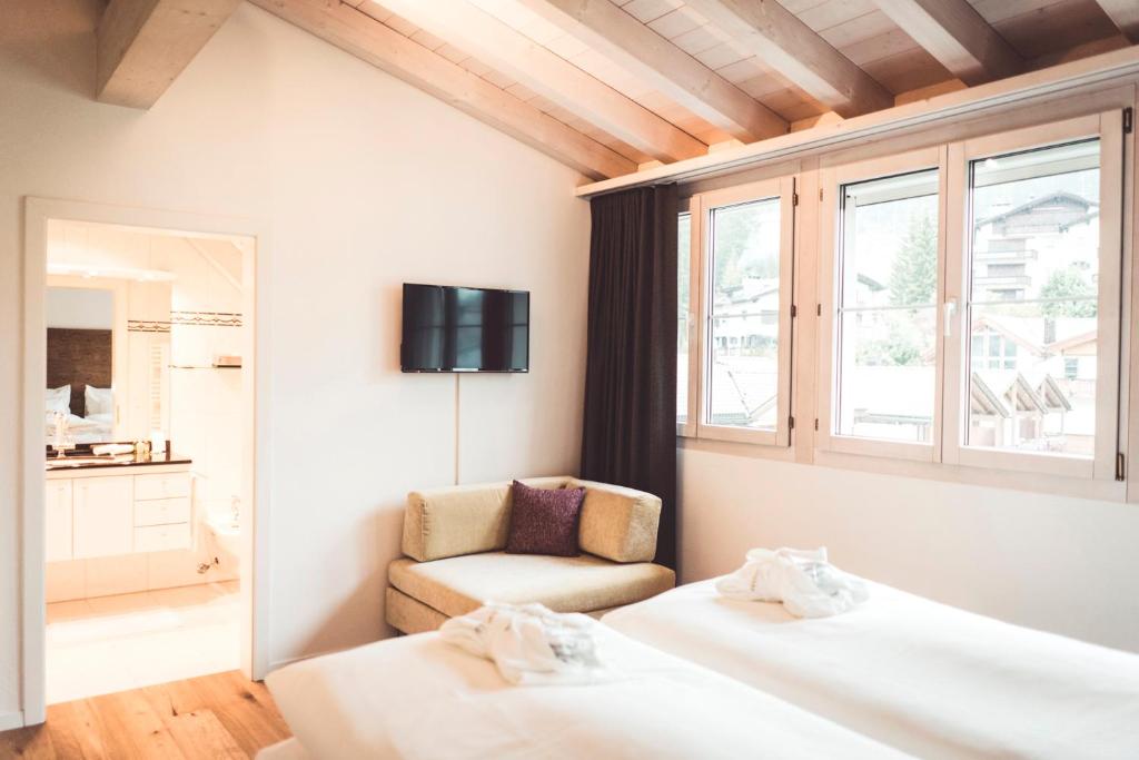 Postel nebo postele na pokoji v ubytování Hotel Lenzerhorn