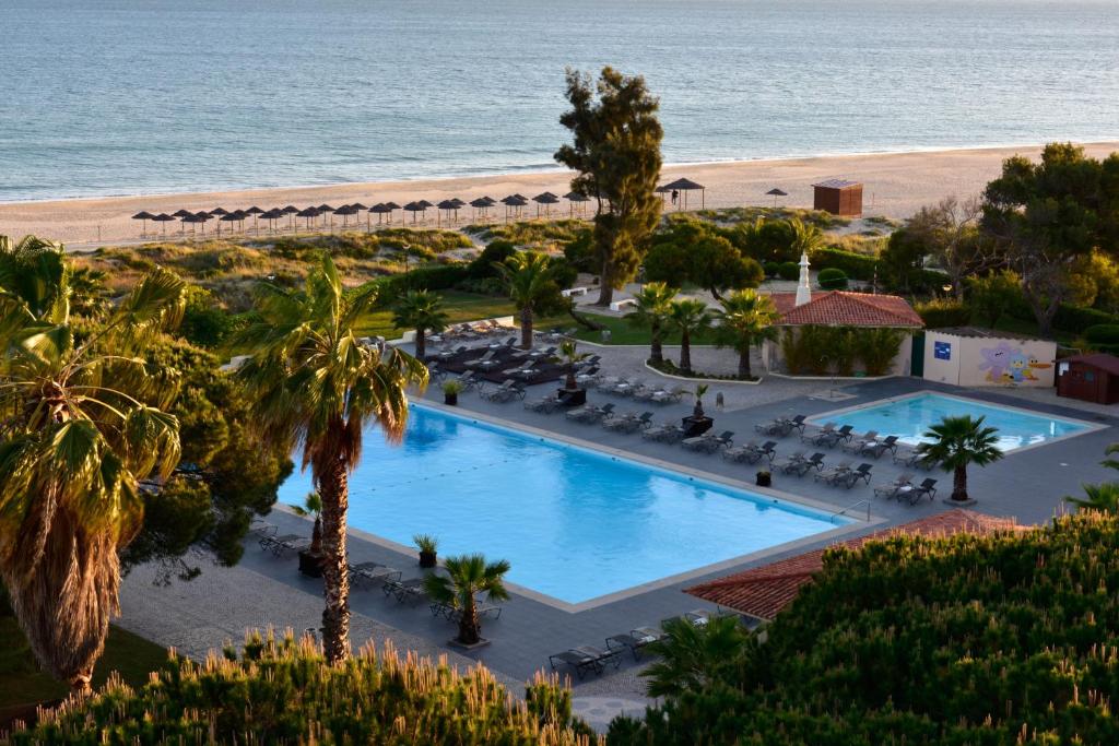 Pestana Alvor Beach Villas Seaside Resort veya yakınında bir havuz manzarası