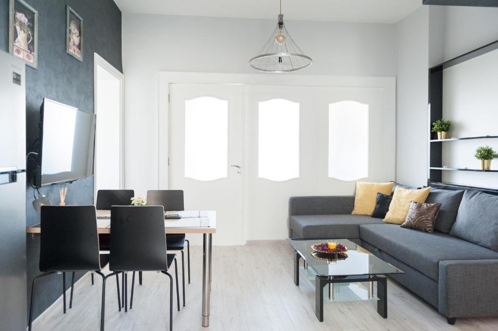 uma sala de estar com um sofá e uma mesa em Vitosha Blvd - 2BR LUX APART em Sófia