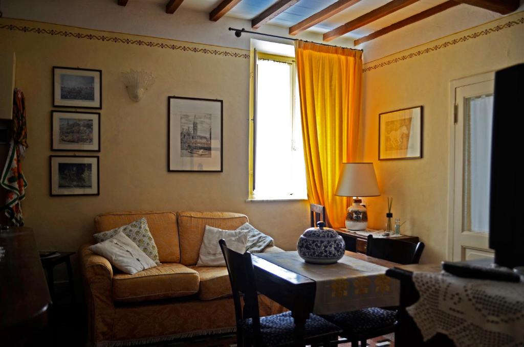 a living room with a couch and a table at Casa di Luli in Siena