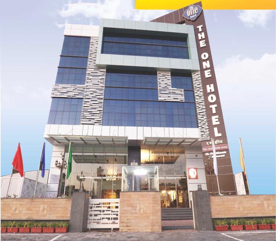 un edificio con una señal delante de él en The One Hotel en Aurangabad