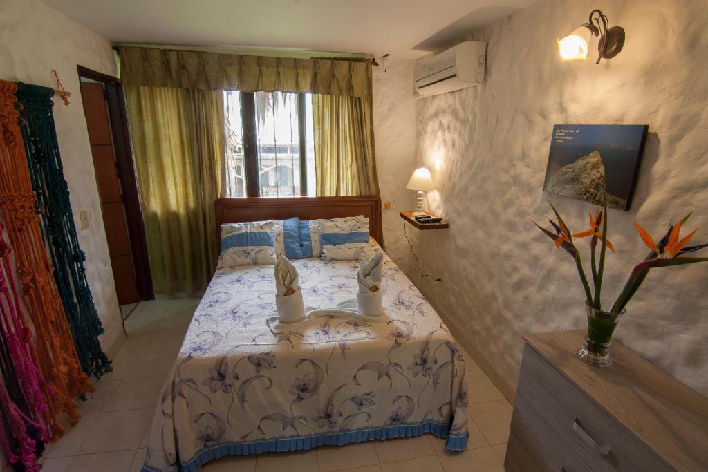 a bedroom with a bed in a room at Hotel Campestre el Fuerte in Rozo