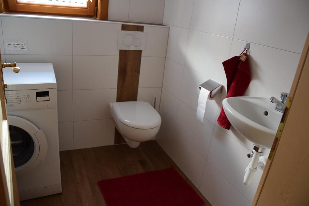 A bathroom at Ferienwohnung Suntinger