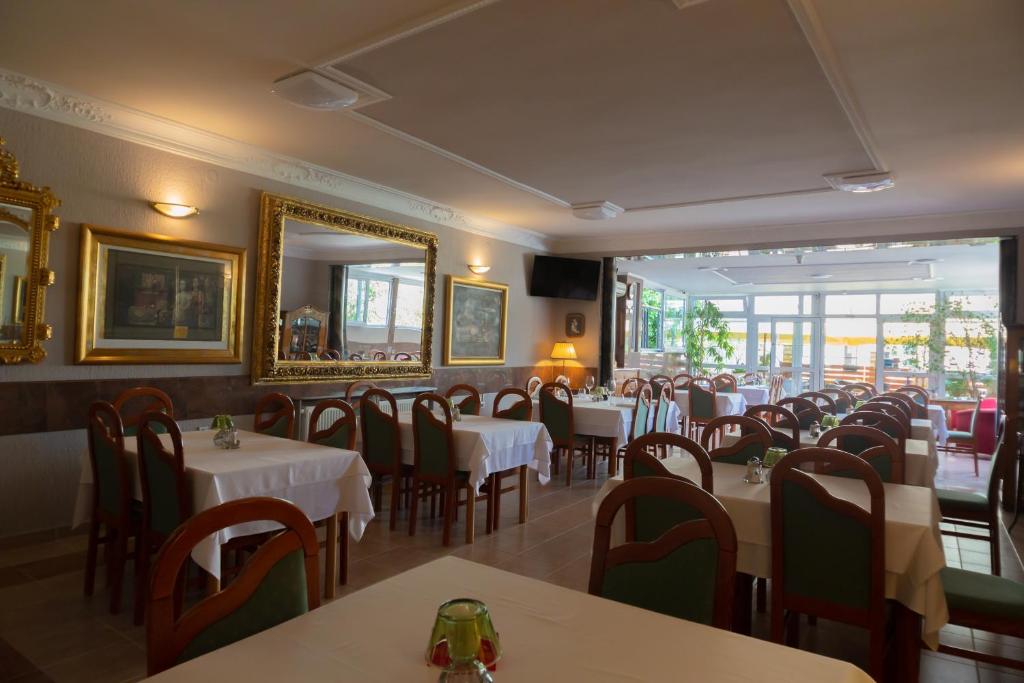 Restaurace v ubytování Hotel Vila Tina