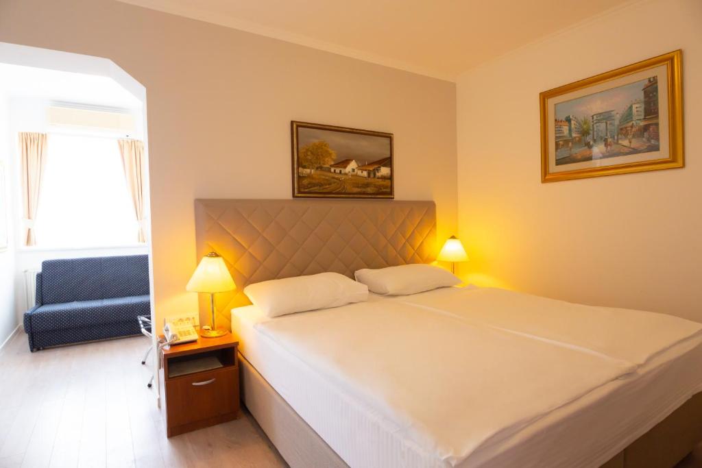Postel nebo postele na pokoji v ubytování Hotel Vila Tina