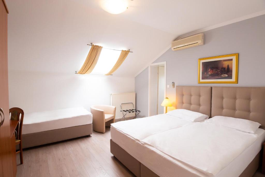 Postel nebo postele na pokoji v ubytování Hotel Vila Tina