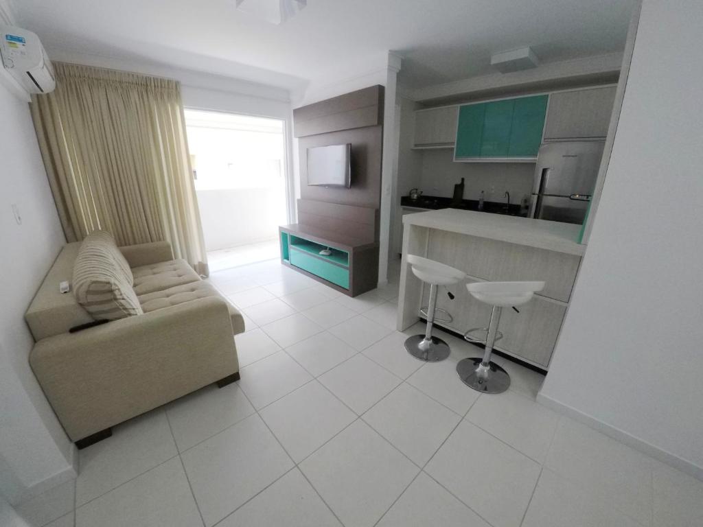 sala de estar con sofá y cocina en A083 - Recanto do Cardeal Apto 2 quarto - Bombas, en Bombinhas