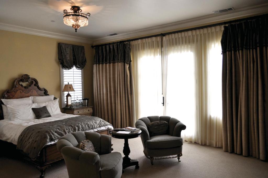 The Villa at Arden Hills - Luxe Queen Room