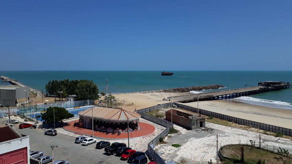 vistas a una playa con cenador y muelle en Apartamento Beira mar, en Fortaleza