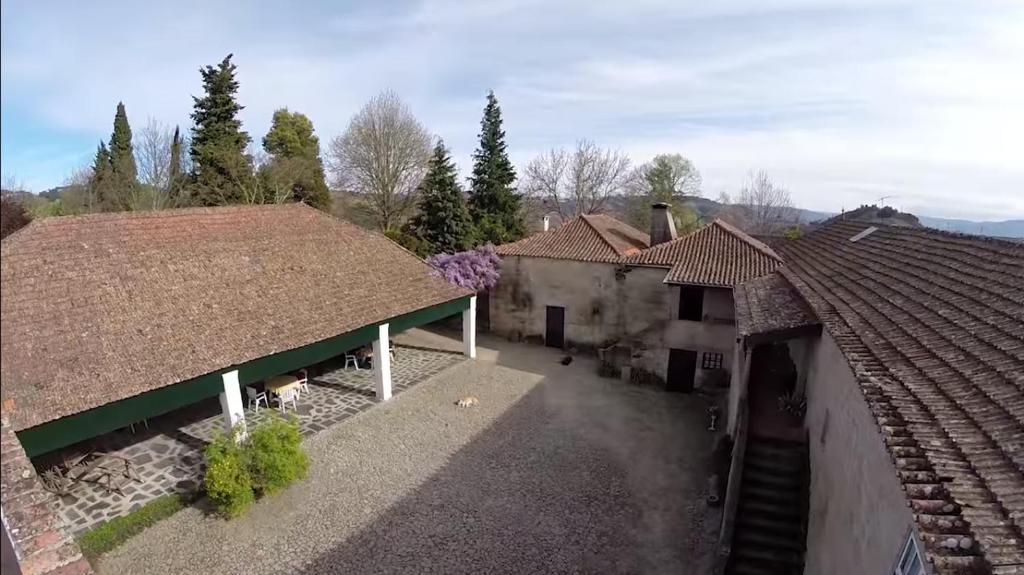 una vista aérea de una casa con dos techos en Quinta da Cumieira, en Cumieira