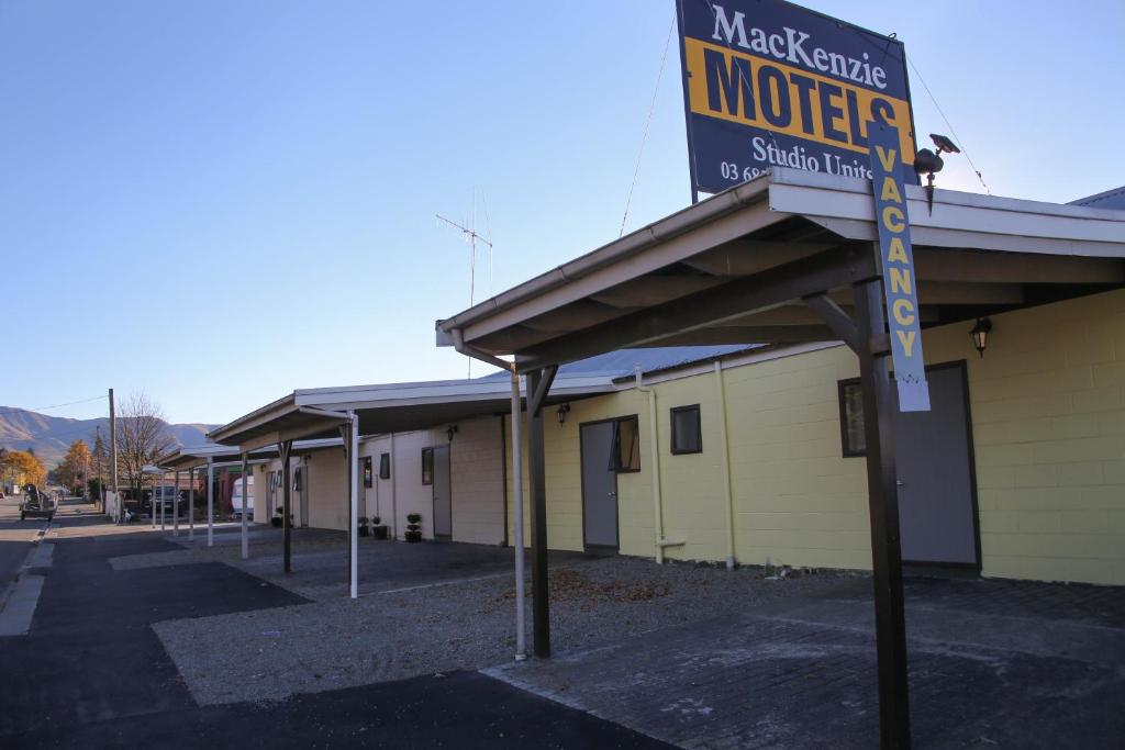 a motel sign in front of a building at Mackenzie Motels in Fairlie