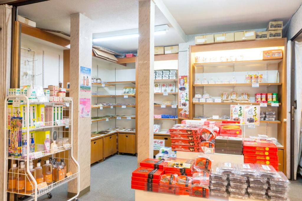 Supermarket nebo jiné obchody v  ryokanu nebo okolí
