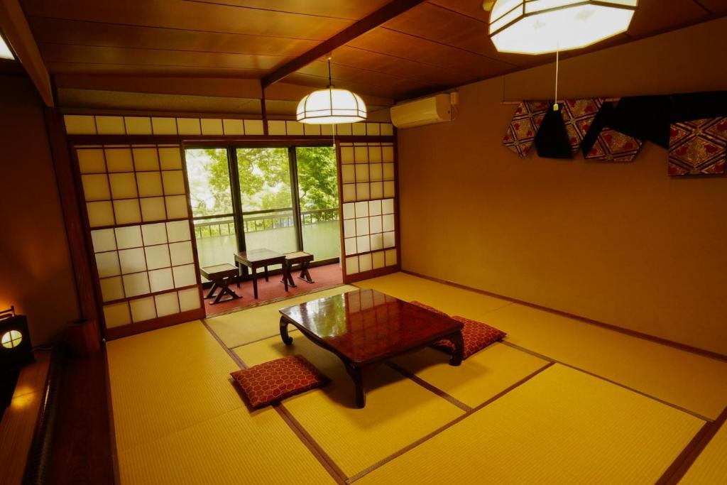 an overhead view of a room with a table and benches at Onsen Yado Mizuguchi in Izu