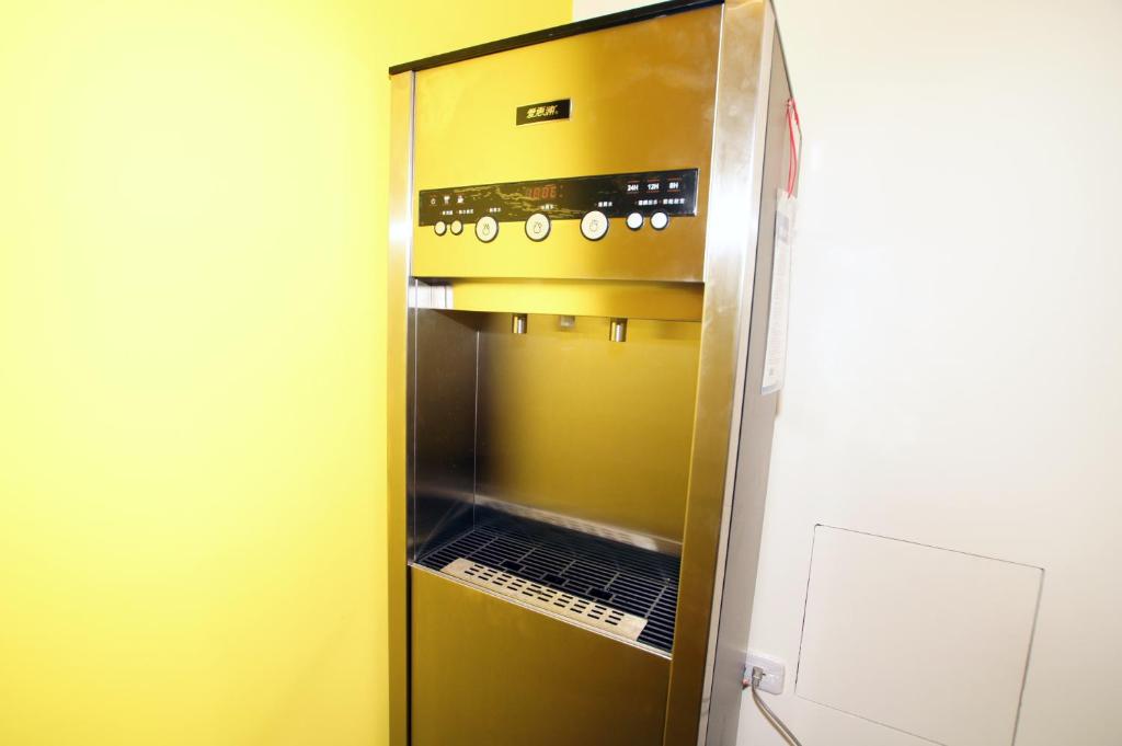 a microwave oven in a kitchen with a yellow wall at Taitung Venice B&B in Taitung City