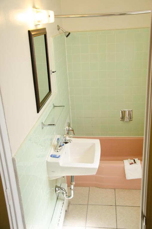 Ein Badezimmer in der Unterkunft Budget Inn &amp; Suites Colby