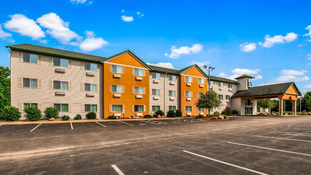 a row of apartment buildings in a parking lot at Best Western Wittenberg Inn in Wittenberg