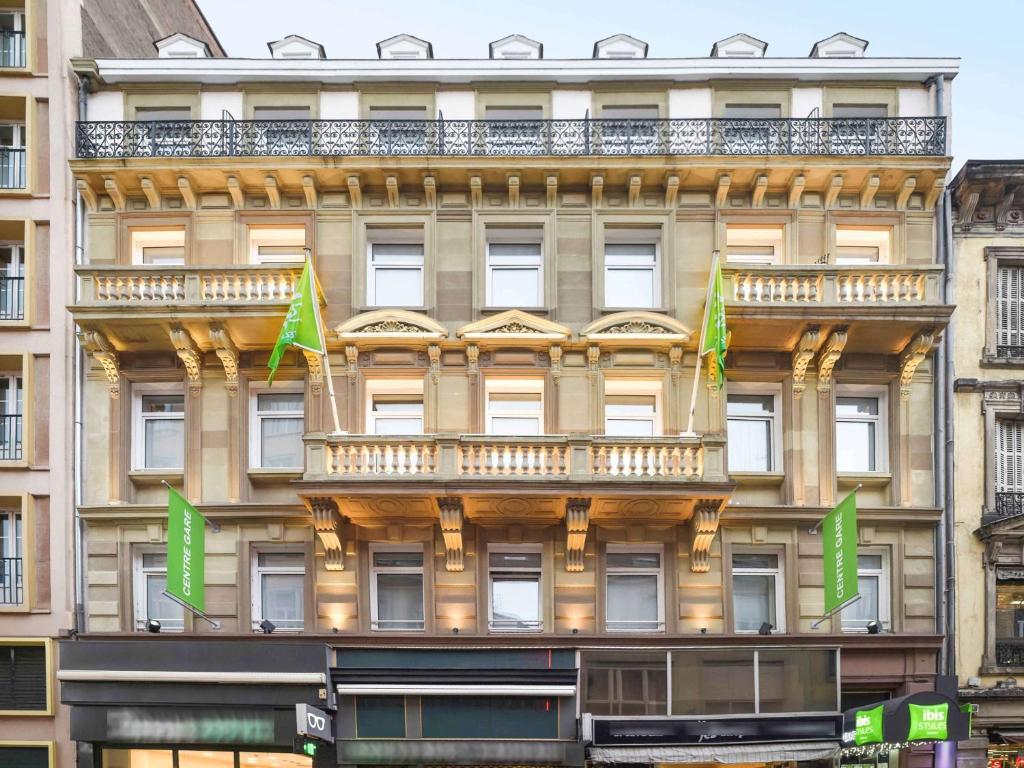 budynek z zielonymi flagami przed nim w obiekcie Ibis Styles Strasbourg Centre Gare w Strasburgu