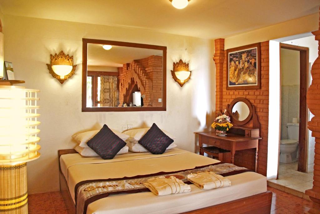 Postel nebo postele na pokoji v ubytování KMA Bagan Hotel
