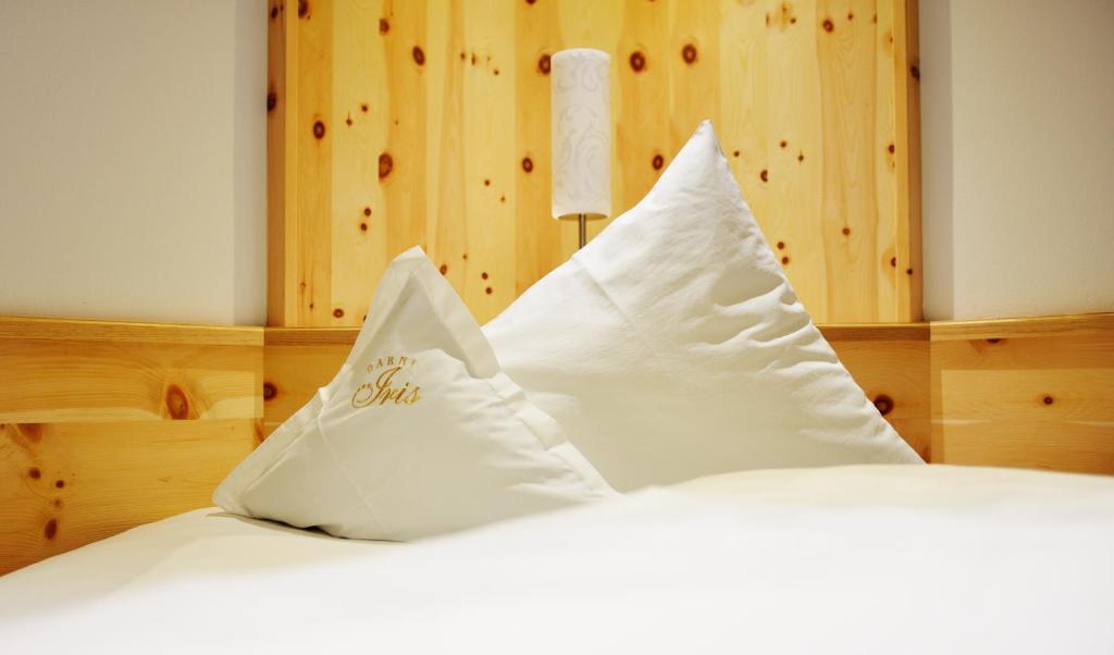 Postel nebo postele na pokoji v ubytování Garni Hotel Iris