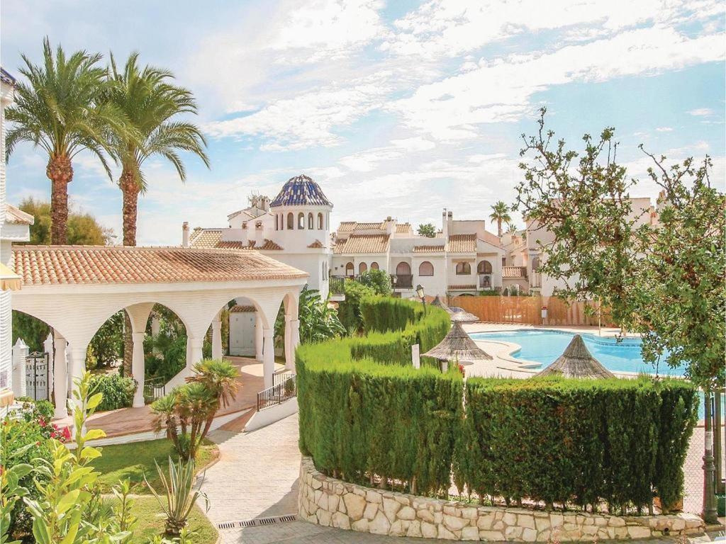 una mansión con cenador y piscina en Costa Hispania, en Gran Alacant