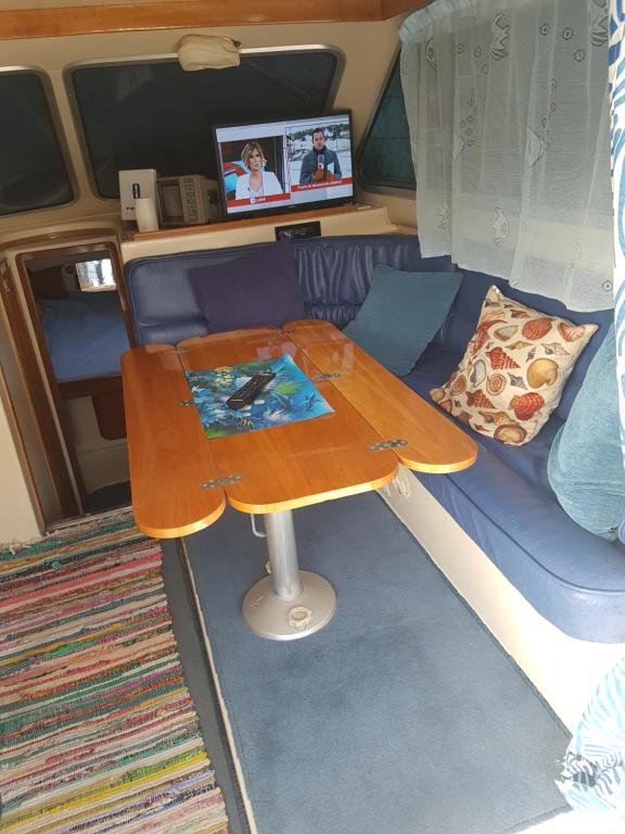 パシート・ブランコにあるBarco en pasito blancoのソファの上にサーフボード付きテーブル