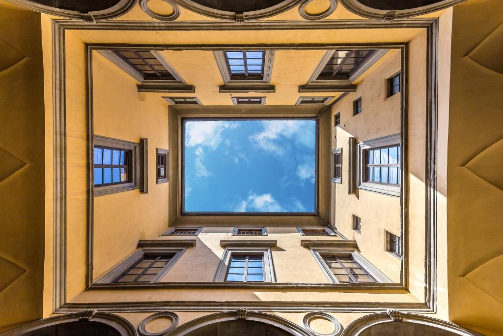 uma vista para o céu a partir do interior de um edifício em Palazzo Ridolfi - Residenza d'Epoca em Florença