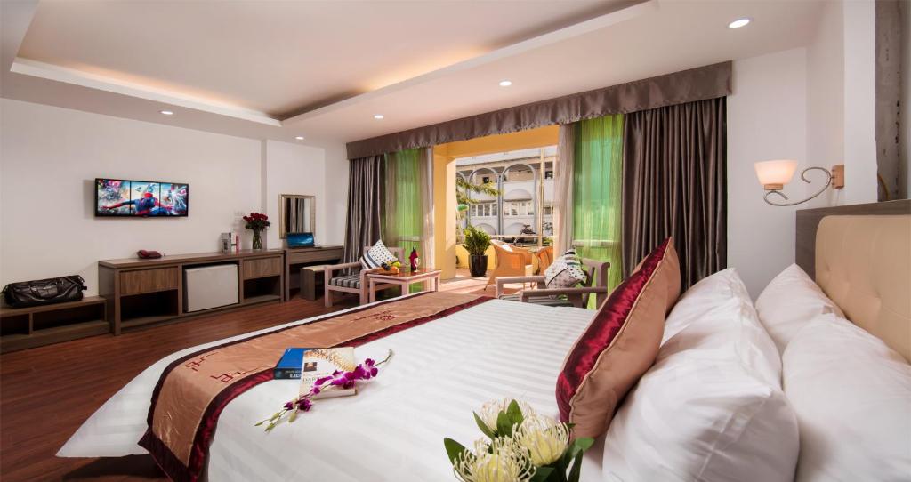 Giường trong phòng chung tại Van Mieu Hotel